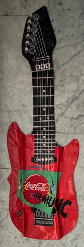 26159-1 € 3,00 coca cola opblaasbare 
gitaar